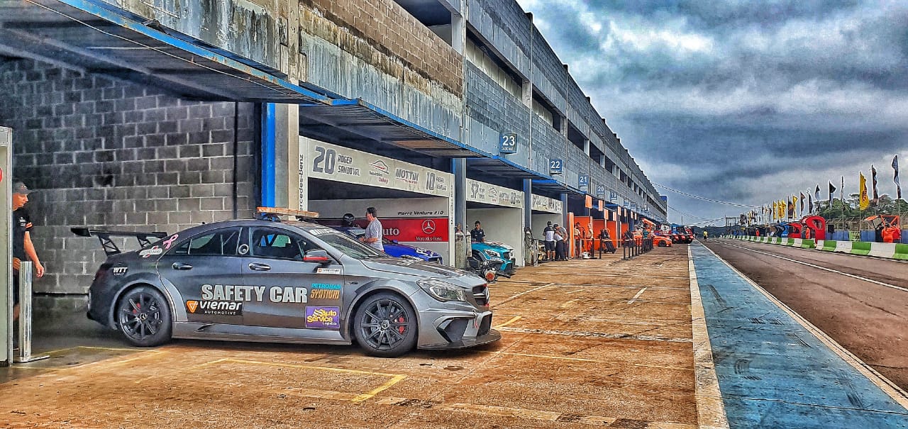 Este Mercedes CLA AMG de corrida esta à venda mais barato que um